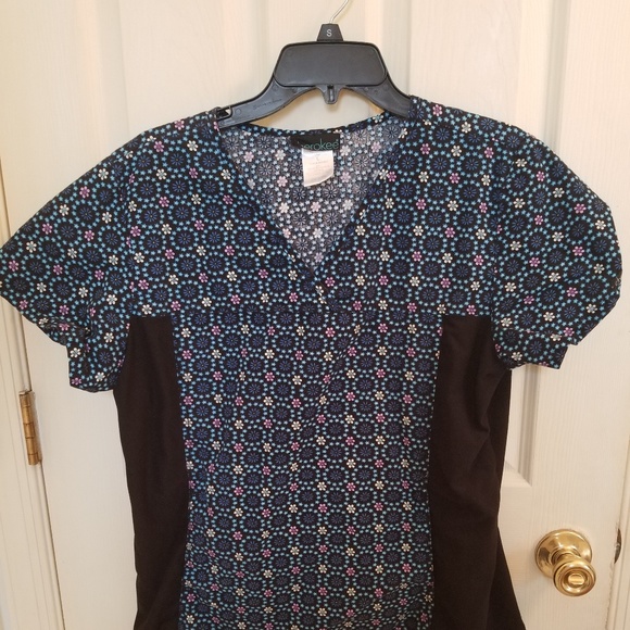 4 large Cherokee Scrub Tops - Picture 4 of 4